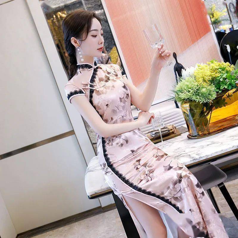 35岁以上的女人, 拥有一件“旗袍”, 将你的漂亮展现得淋漓尽致‘熊猫体育公司’(图1)
35岁以上的女人, 拥有一件“旗袍”, 将你的漂亮展现得淋漓尽致‘熊猫体育公司’(图1)